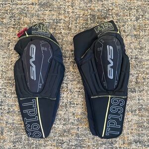 EVS TP 199 Moto Knee Guard Pads